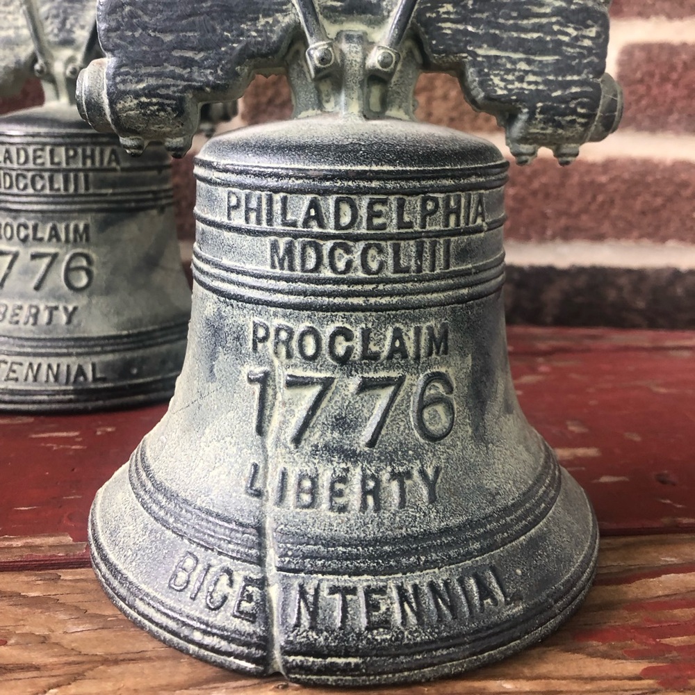 Liberty Bell bicentennial cast iron 1976 Virginia Metal Co bookends, door stop - Picture 2 of 8